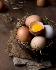 oeuf dans un panier en bois avec un oeuf ouvert sur le dessus