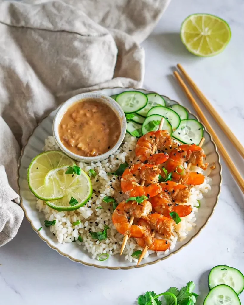 brochette de crevettes sauce cacahuète avec riz et courgettes