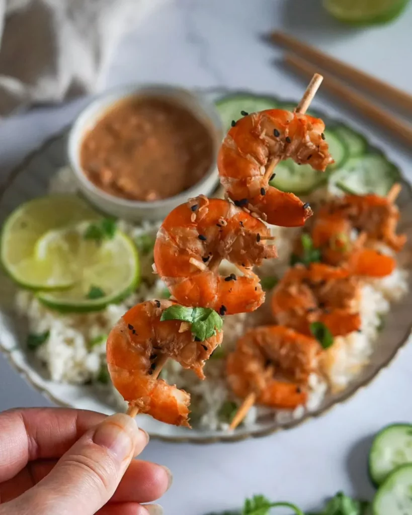 brochette de crevettes sauce cacahuète avec riz et courgettes