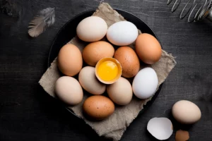 Vue du dessus d'œufs de poule frais