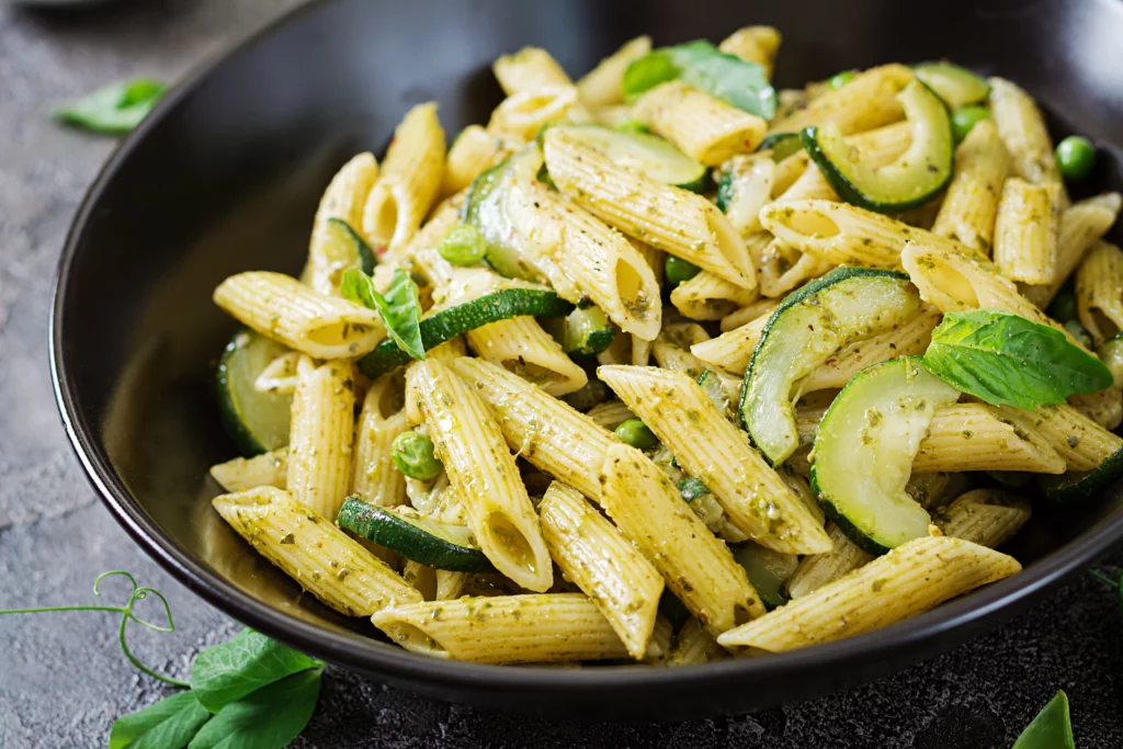 assiette de pâte avec de la courgette et du pesto